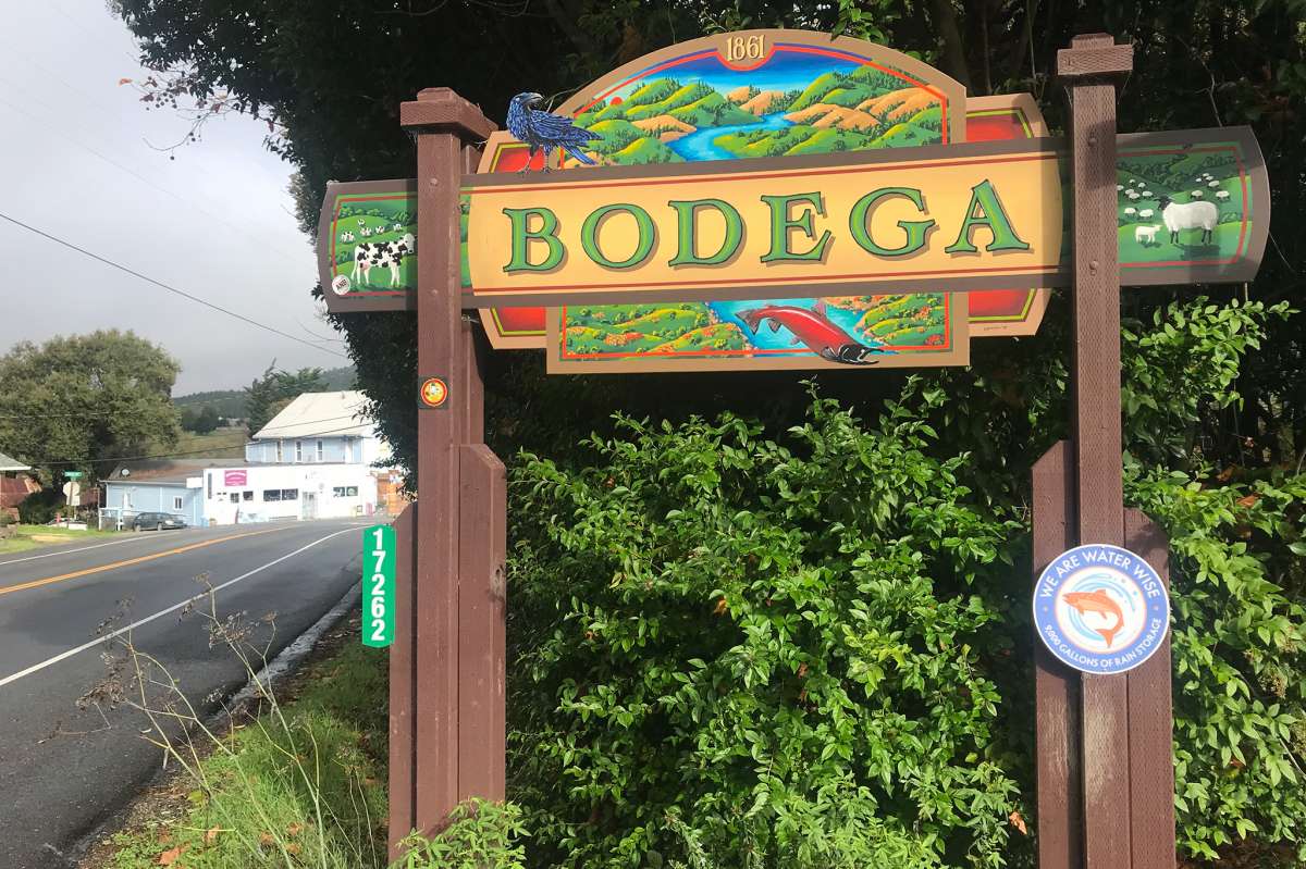 Un cartel de bienvenida en Bodega.