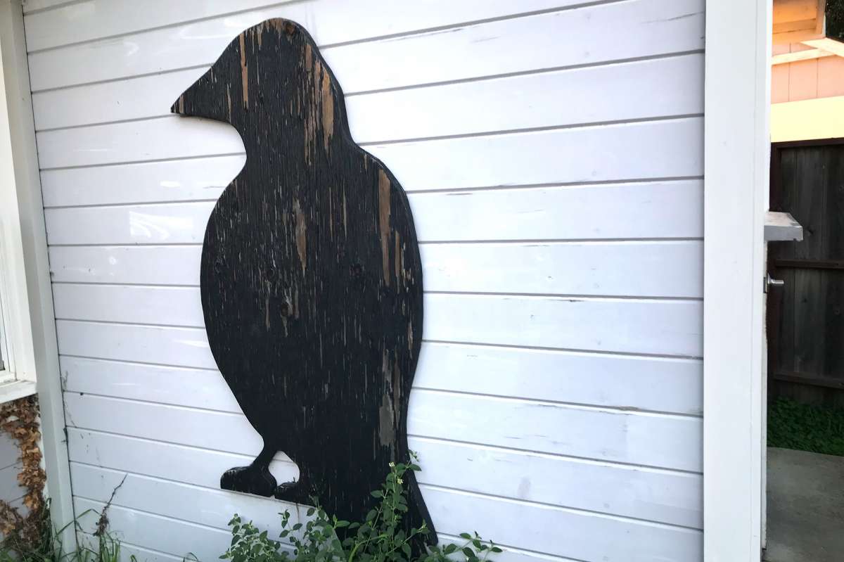 Un cuervo adorna el costado del café The Birds en Bodega Bay.