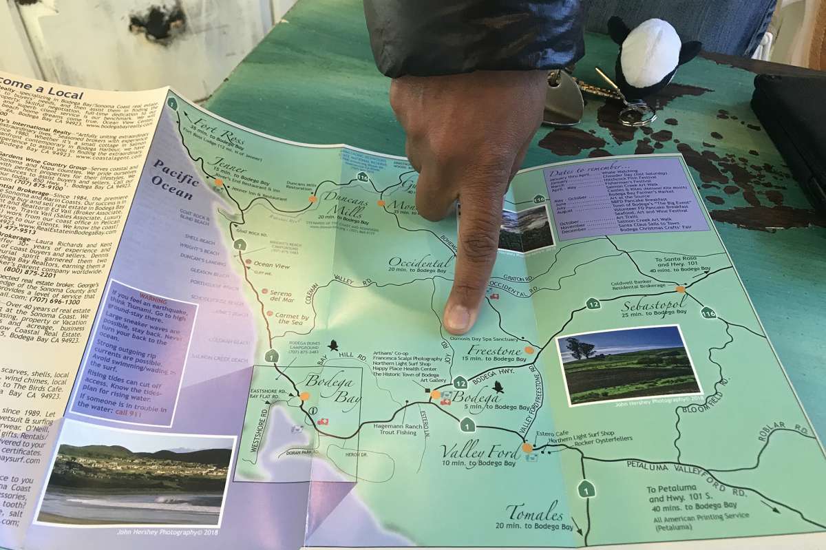 Pringl Miller, un empleado del Centro de Visitantes de Bodega Bay, señala los lugares de rodaje de "The Birds" en un mapa. 