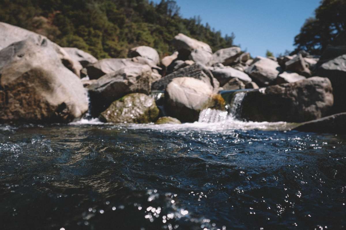 En lo que respecta a los pozos para nadar, el río South Yuba es un sueño. Hoy en día, una organización sin fines de lucro organiza limpiezas del río y continúa protegiendo el medio ambiente de ser amado hasta la muerte.