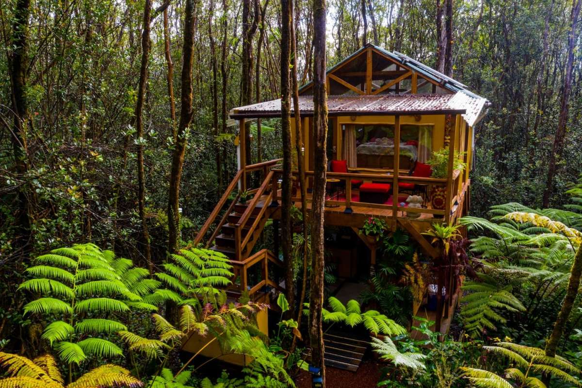 El Retiro Peaceful Rainforest Treehouse fue construido por Britt Baer y Michael McClendon en la ciudad de Volcano en la isla de Hawai. Las casas en los árboles se han convertido en una tendencia creciente en la isla.