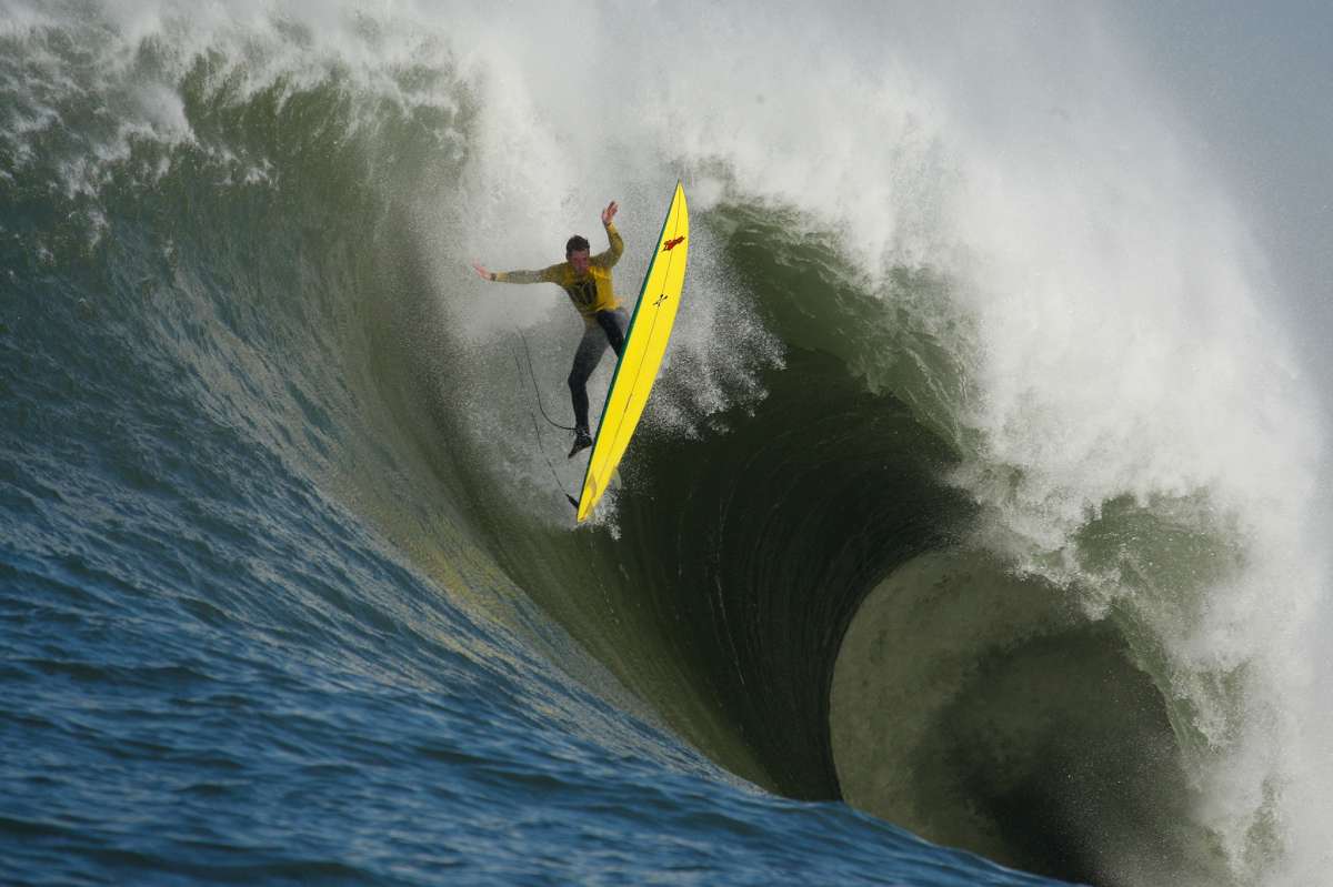 Ion Banner pierde el control sobre una ola gigante durante la primera manga del concurso de surf de los Mavericks el sábado 13 de febrero de 2010 en Half Moon Bay, California. 