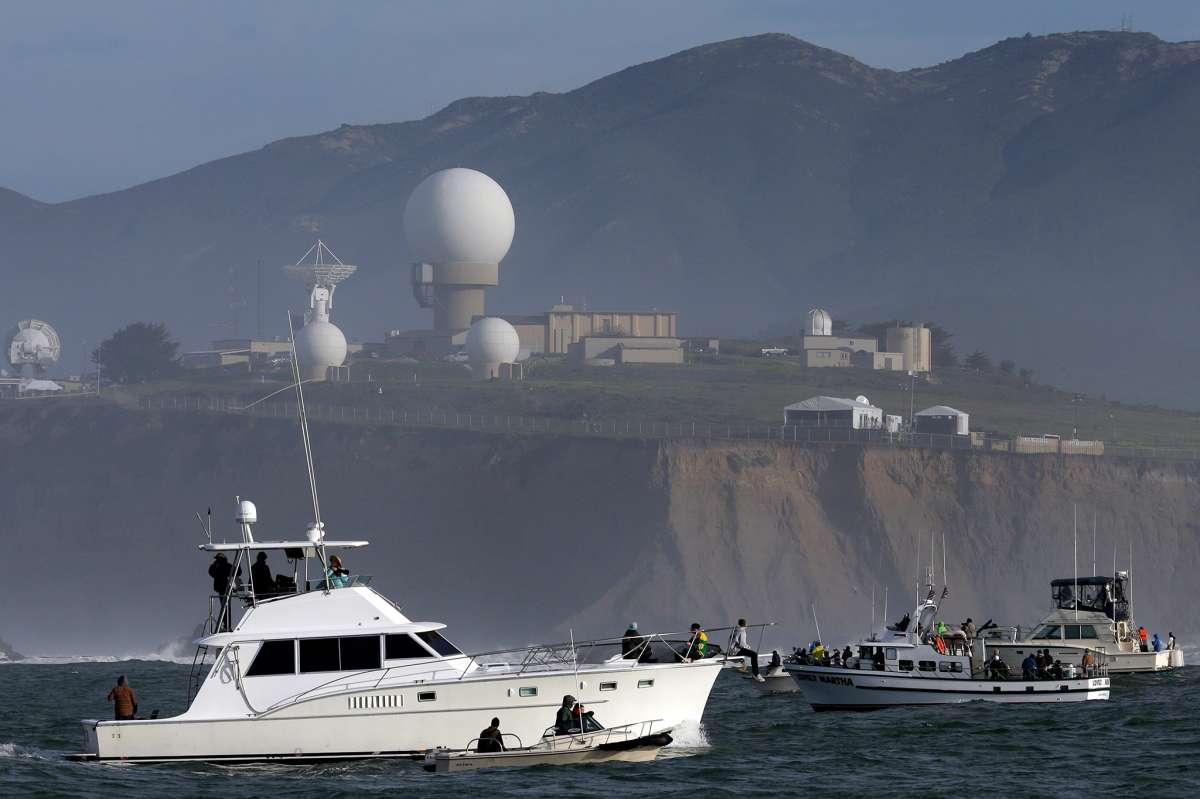 Los barcos se congregan cerca del área del concurso de surf Mavericks el viernes 12 de febrero de 2016 en Half Moon Bay, California. 