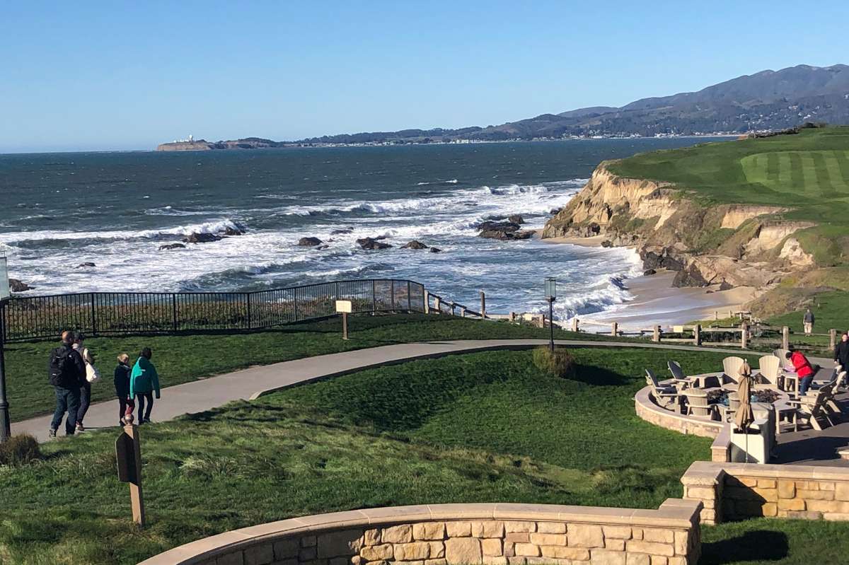 Esta foto del 27 de diciembre de 2018 muestra la playa debajo del Hotel Ritz-Carlton en Half Moon Bay, California. 