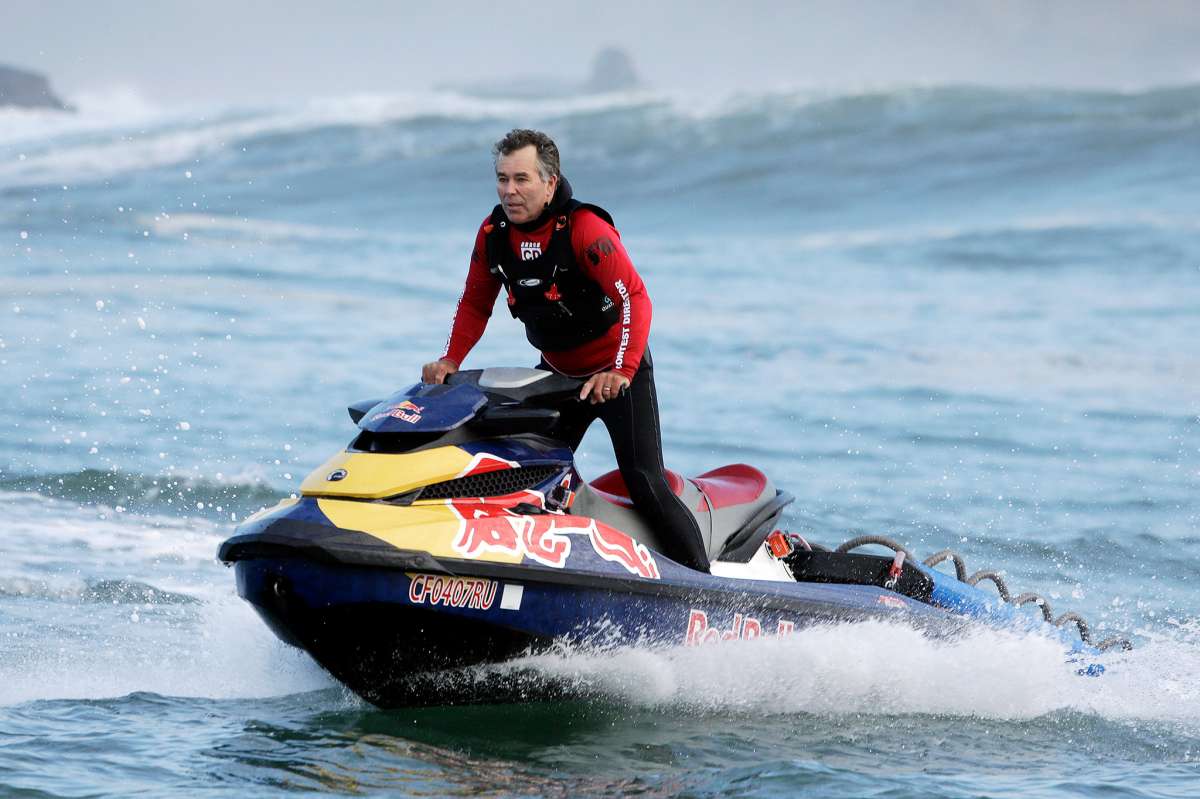 El director y fundador del concurso, Jeff Clark, observa la primera serie de la primera ronda del concurso de olas grandes del Mavericks Invitational el viernes 24 de enero de 2014 en Half Moon Bay, California. 