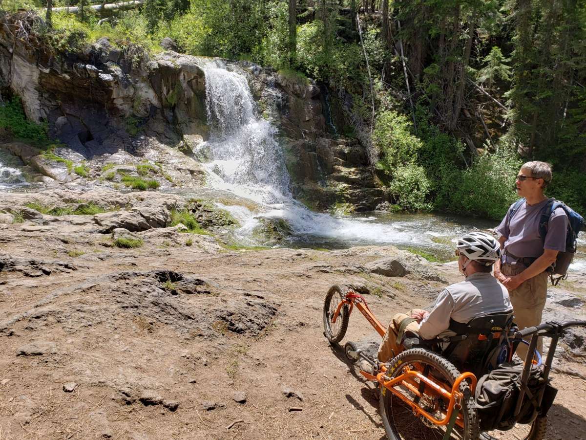 Floyd McGregor visita una cascada en un AdvenChair.