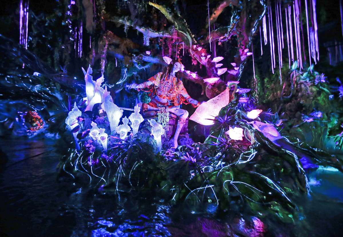 En esta foto del sábado 29 de abril de 2017, el Na'vi Shaman of Songs celebra con música en el paseo Na'vi River Journey en la atracción terrestre Pandora-World of Avatar en el parque temático Disney's Animal Kingdom en Walt Disney World en Lake Buena Vista. , Fla. La tierra de 12 acres, inspirada en la película 