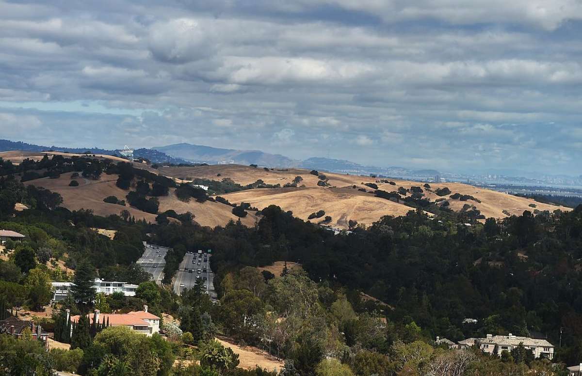 Esta fotografía tomada desde un helicóptero muestra Los Altos Hills.
