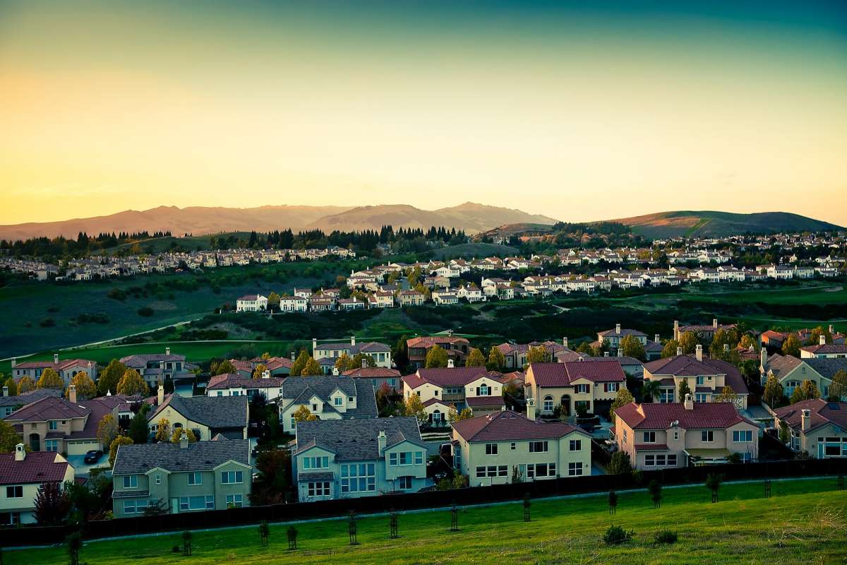 Casas idénticas en calles sin salida se alinean en las colinas de San Ramón, una comunidad de dormitorios a 50 millas al este de San Francisco.