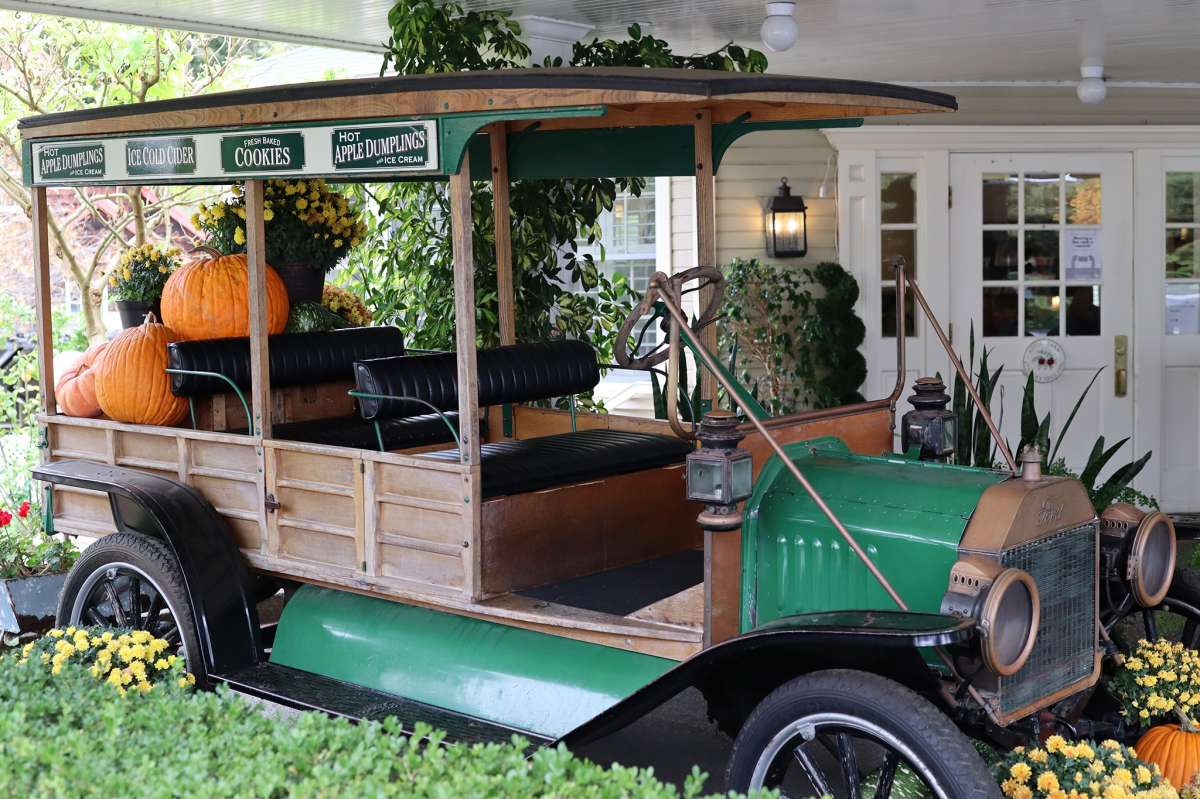 Un viejo Modelo T frente al vestíbulo de Apple Farm se hace eco de la forma en que la gente viajó por primera vez al motel en 1925.