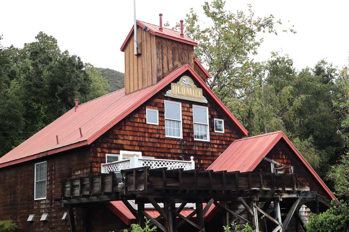 El molino de sidra de Apple Farm Inn alguna vez fue un molino en funcionamiento con piezas importadas de Nueva Inglaterra, pero ahora son habitaciones de huéspedes.