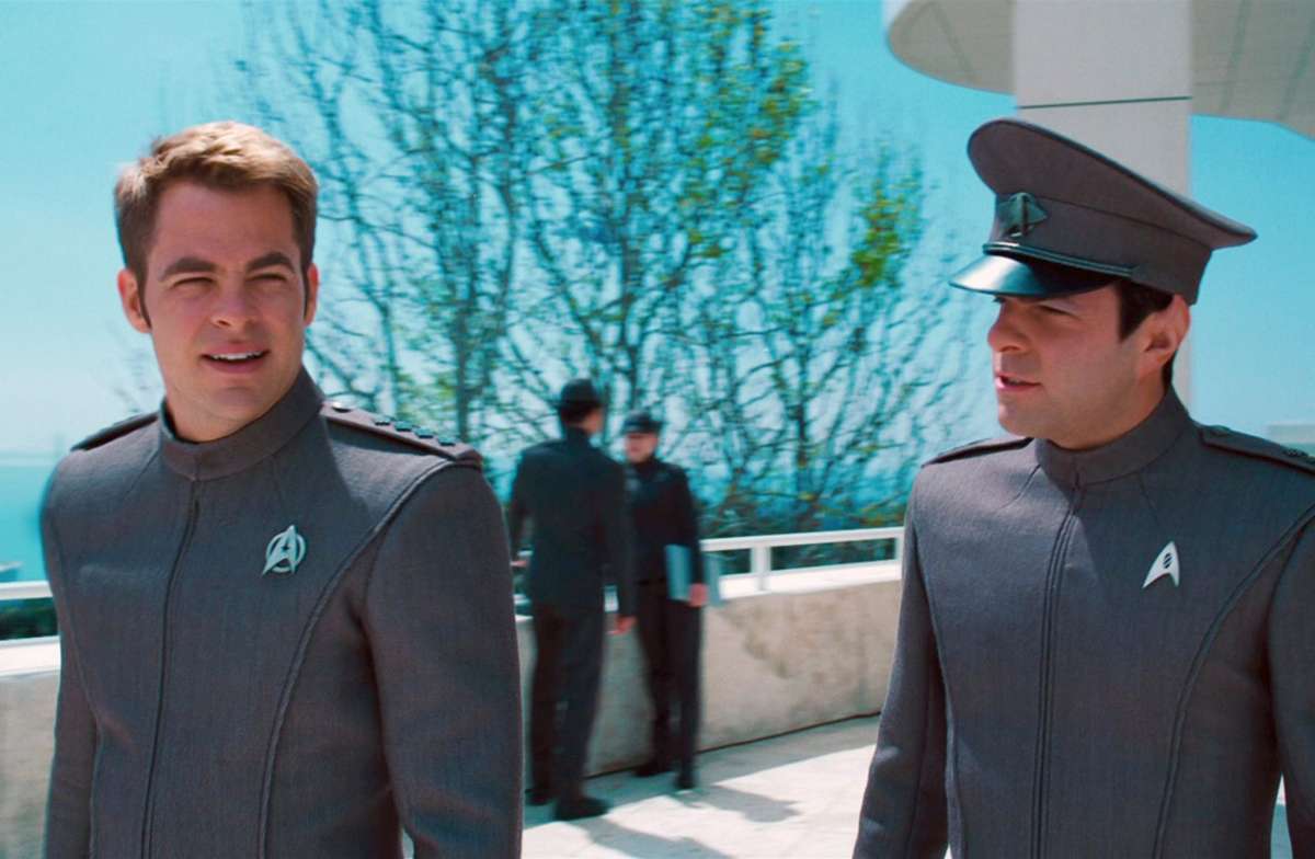 Desde la izquierda, Chris Pine como el Capitán James T. Kirk y Zachary Quinto como el Comandante Spock en la Flota Estelar en la película de 2013 "Star Trek Into Darkness". 