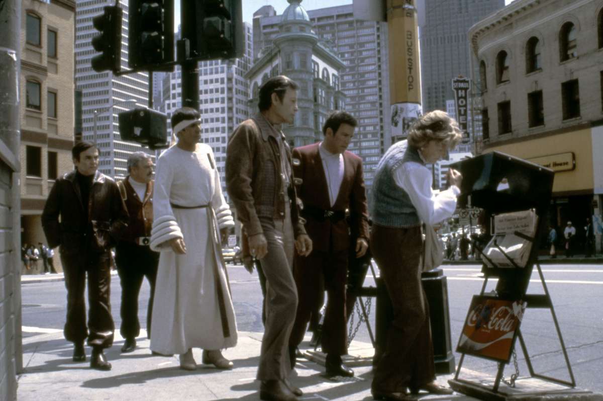 El actor canadiense William Shatner y el estadounidense DeForest Kelley con el actor y director Leonard Nimoy en San Francisco en el set de su película "Star Trek IV: The Voyage Home".