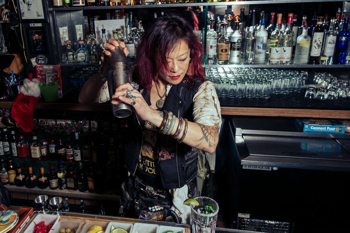 La camarera de Delirium Sheau-Wha Mau agita la fórmula de su margarita característica la noche del sábado 18 de diciembre de 2021. Mau es conocida por sus noches de karaoke de los lunes y las noches de punk y los 80 de los miércoles. 