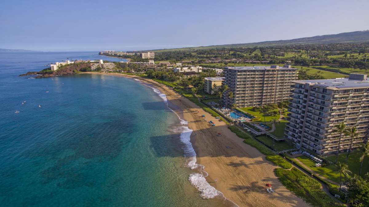 La playa de Kaanapali se encuentra en la costa oeste de la isla de Maui. Se ha convertido en un popular destino turístico en la isla. 