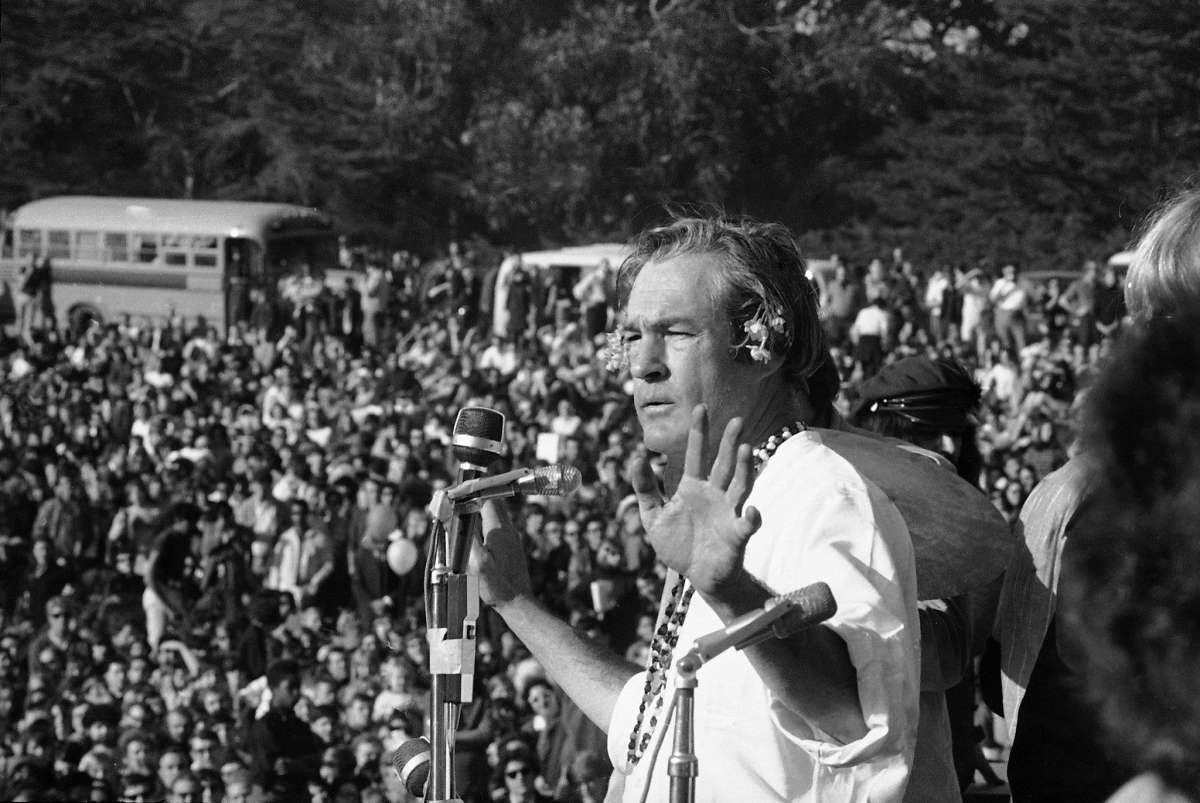 En esta foto de archivo del 14 de enero de 1967, Timothy Leary se dirige a una multitud de hippies en el "Human Be-In" que ayudó a organizar en el Golden Gate Park, San Francisco. Leary le dijo a la multitud que "encienda, sintonice y abandone". El evento fue un preludio del "Verano del amor", que trajo la experiencia hippie a la corriente principal estadounidense.
