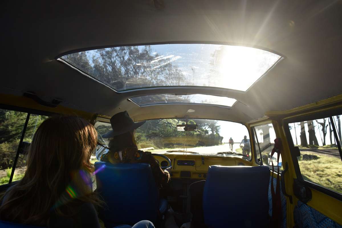 Una vista interior del Volkswagen Bus de San Francisco Love Tours durante un recorrido por el Presidio.