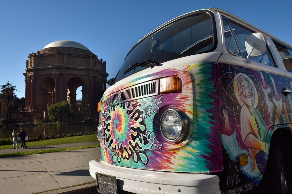 Una parada en el Palacio de Bellas Artes con San Francisco Love Tours y su Volkswagen Bus pintado de colores.