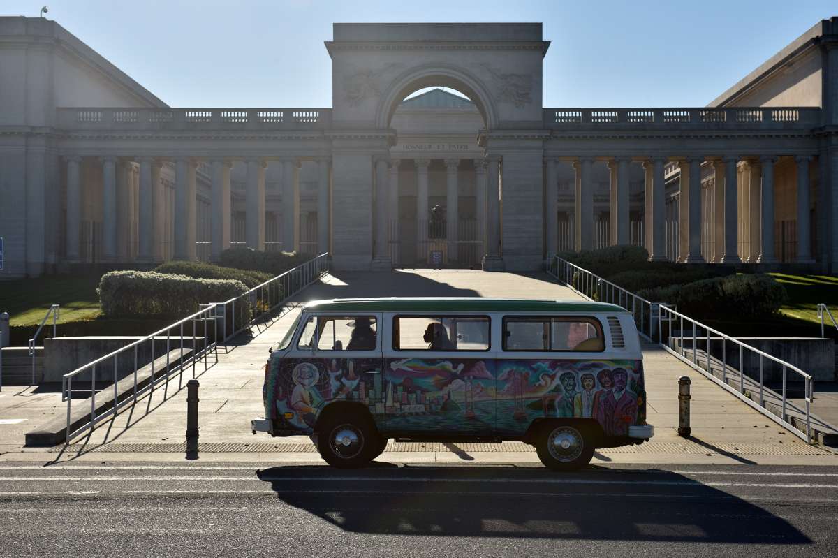 El autobús Volkswagen de San Francisco Love Tours se detiene brevemente frente a la Legión de Honor durante una gira reciente. 