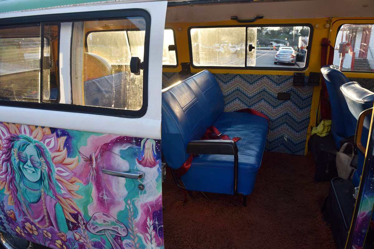 Una mirada al interior de uno de los autobuses Volkswagen de San Francisco Love Tours.