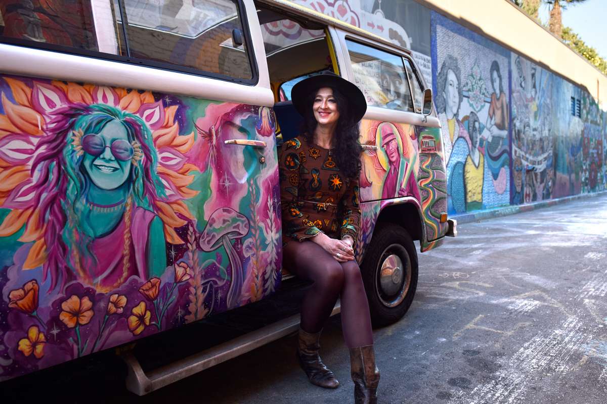 Judith Berndsen, guía turística de San Francisco Love Tours, con uno de los autobuses Volkswagen de la compañía durante una parada en Clarion Alley en la Misión, el 10 de enero de 2021.
