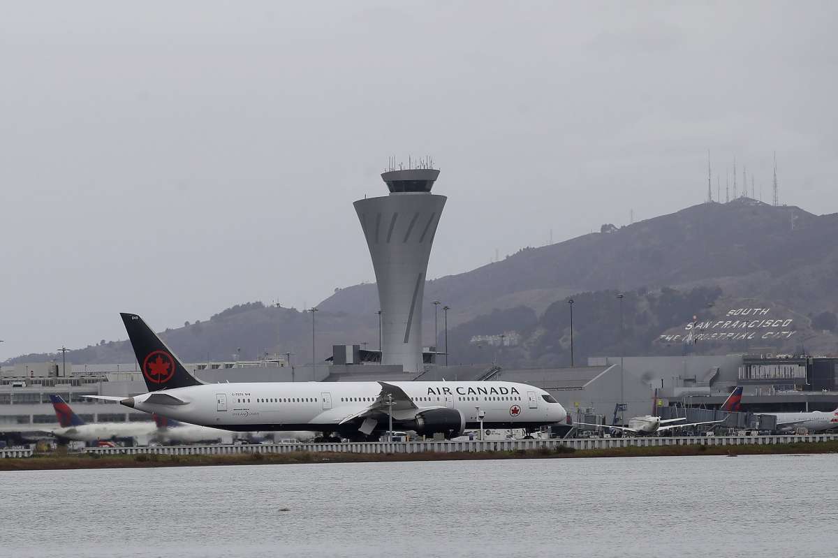 Un avión de Air Canada se prepara para despegar del Aeropuerto Internacional de San Francisco en San Francisco, el martes 26 de noviembre de 2019. (Foto AP/Jeff Chiu)