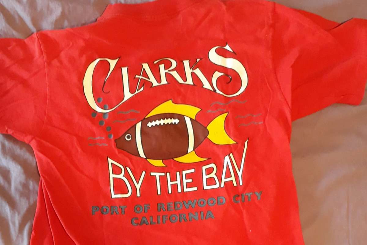 Una camiseta conmemorativa de Clark's By the Bay.