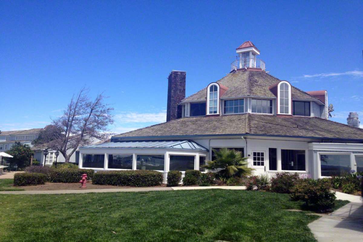 Una vista actual del edificio en Redwood City que una vez albergó el restaurante de Dwight Clark, Clark's By the Bay.