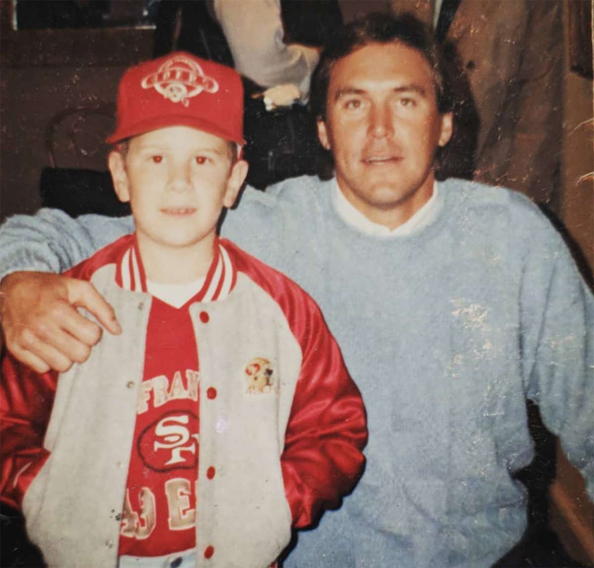 Dwight Clark posa para una foto con el joven residente de Redwood City y fanático de los 49ers, James Leonard, quien solía ir a Clark's By the Bay cada vez que obtenía una buena boleta de calificaciones en la escuela. 