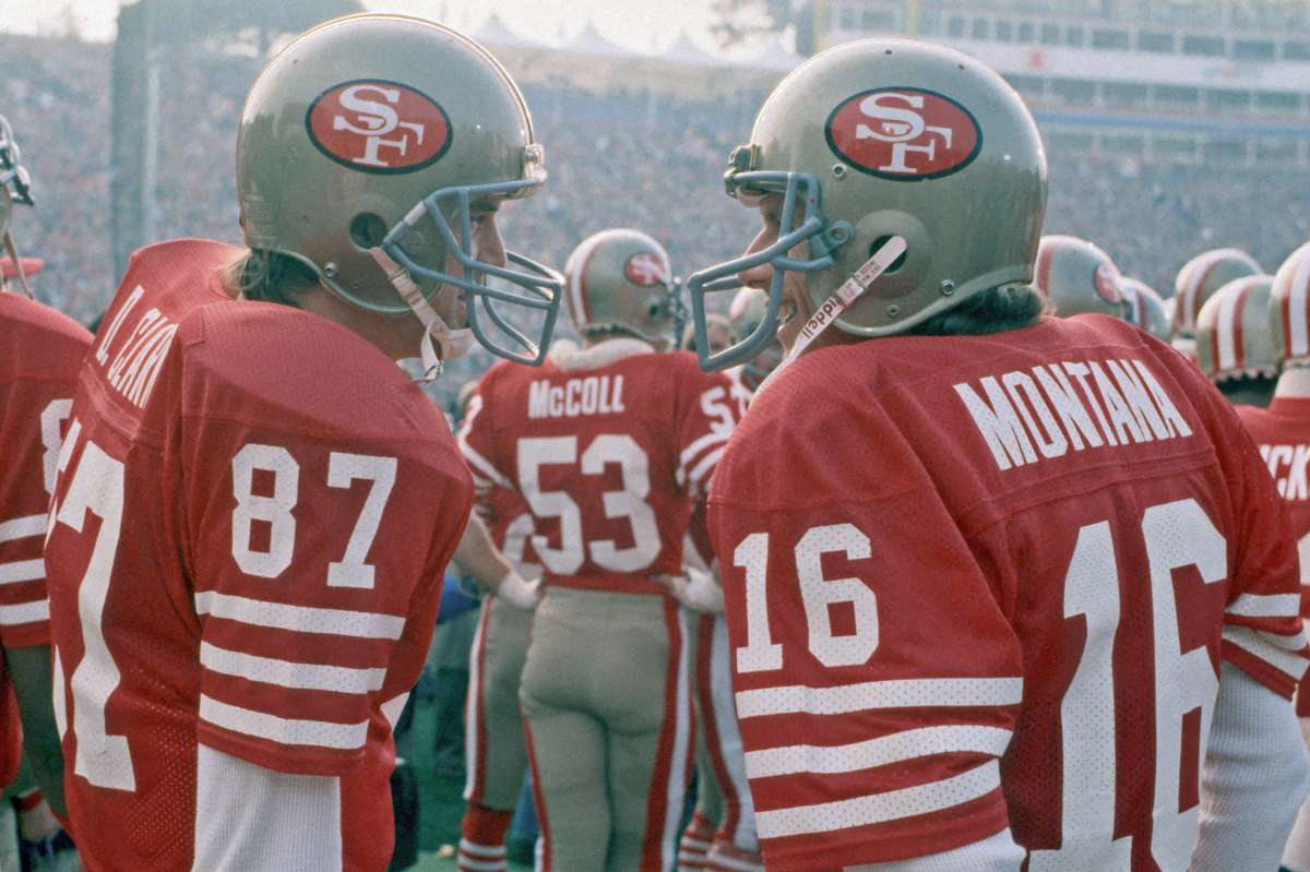  Joe Montana habla con Dwight Clark antes de las presentaciones de los jugadores antes del comienzo del Super Bowl XIX contra los Miami Dolphins en el Stanford Stadium el 20 de enero de 1985. Los 49ers derrotaron a los Dolphins 38-16. 