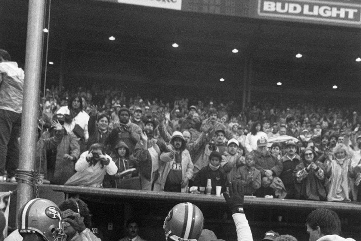 Dwight Clark saluda a la multitud después del último partido de su carrera el 9 de enero de 1988.