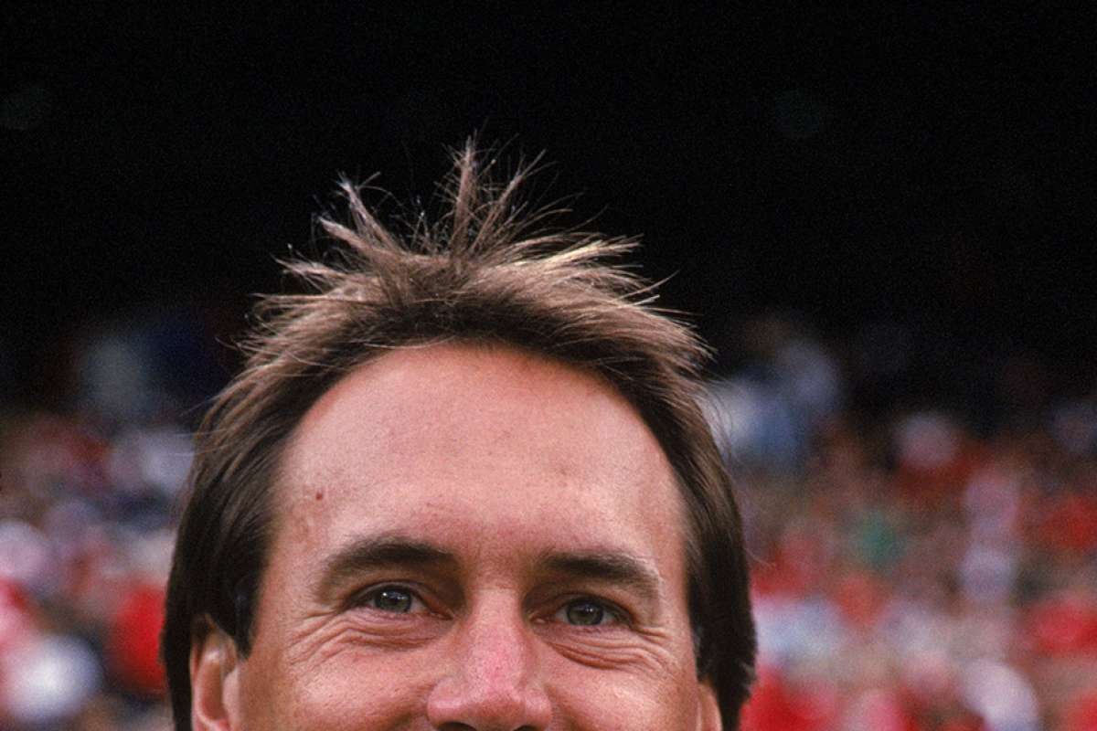 El receptor abierto de los San Francisco 49ers, Dwight Clark, asiste al juego de pretemporada contra los Seattle Seahawks en Candlestick Park el 26 de agosto de 1994 en San Francisco, California.