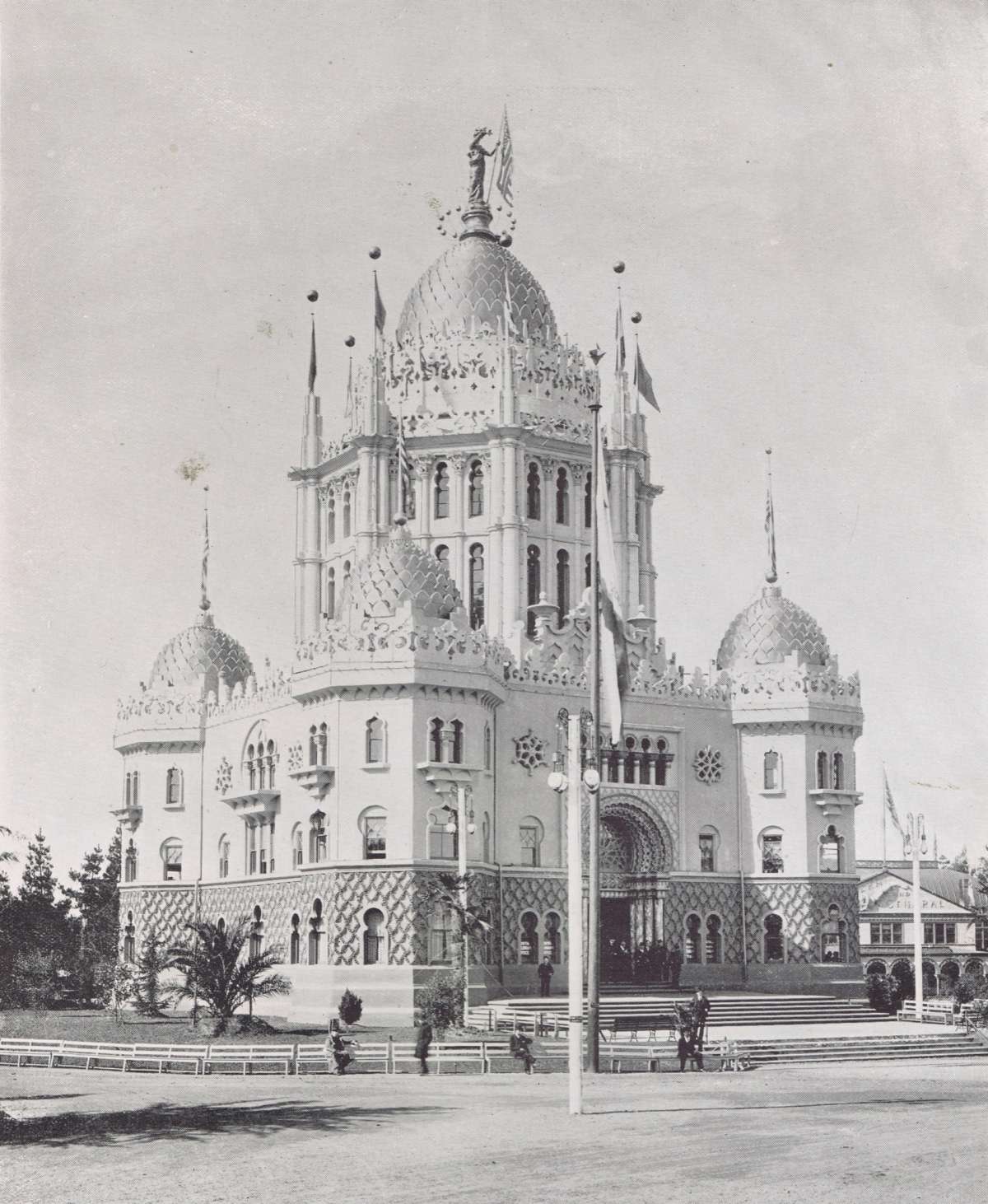 El edificio de administración: creado con una arquitectura de estilo de las Indias Orientales. Construida en madera y bastón ignífugo a tan solo un costo de ,000. Contenía departamentos de prensa y telégrafo, viviendas para ejecutivos y oficinas financieras. La feria de invierno de San Francisco de 1894, en el Golden Gate Park, de la colección de Bob Bragman