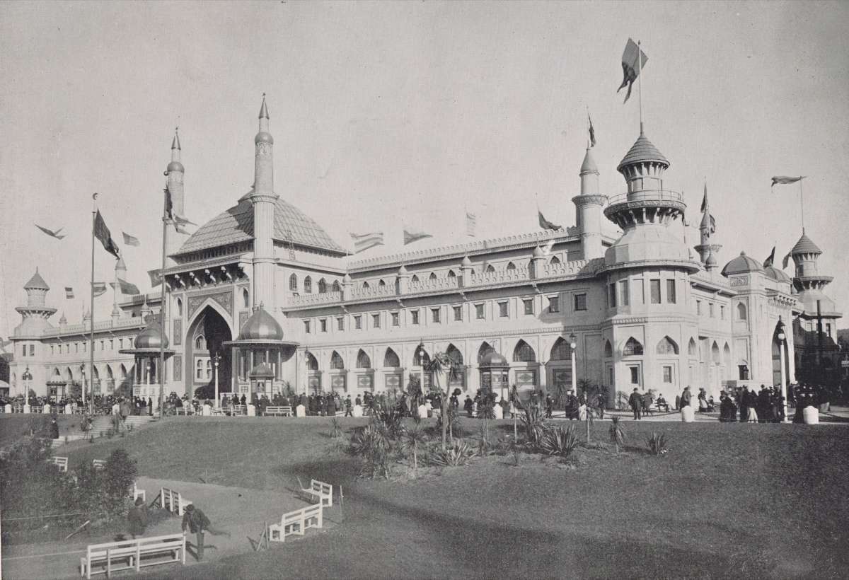 Edificio de Artes Mecánicas: construido al estilo de las Indias Orientales, inspirado en el Jumma Musjid en Delhi, el Taj Mahal y varios otros templos en la India. La feria de invierno de San Francisco de 1894, en el Golden Gate Park, de la colección de Bob Bragman