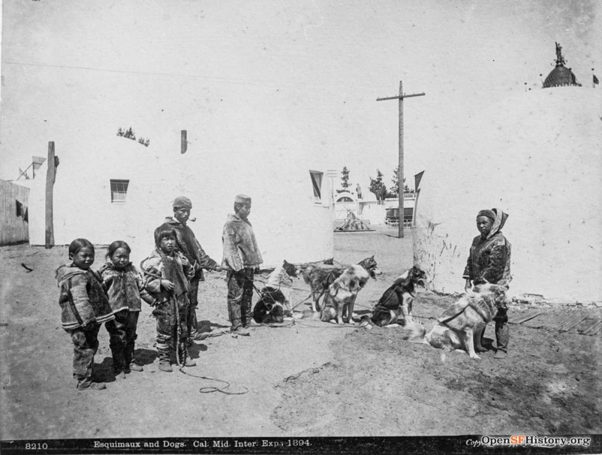 Nativos de Alaska vistos en el "Pueblo esquimal" exposición en la Exposición Internacional de Invierno de California de 1894 celebrada en el Parque Golden Gate de San Francisco. Foto cortesía de OpenSFHistory.