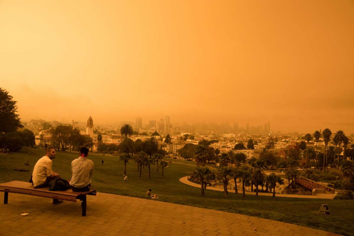 La vista del centro de San Francisco desde Dolores Park. El humo de los incendios forestales en California y Oregón se extendió por San Francisco el 9 de septiembre de 2020, oscureciendo los cielos con un tono anaranjado.