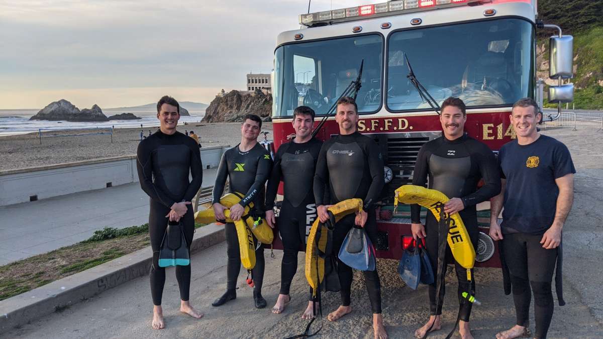 Algunos de los nadadores de rescate enviados por el Departamento de Bomberos de San Francisco en Ocean Beach. 