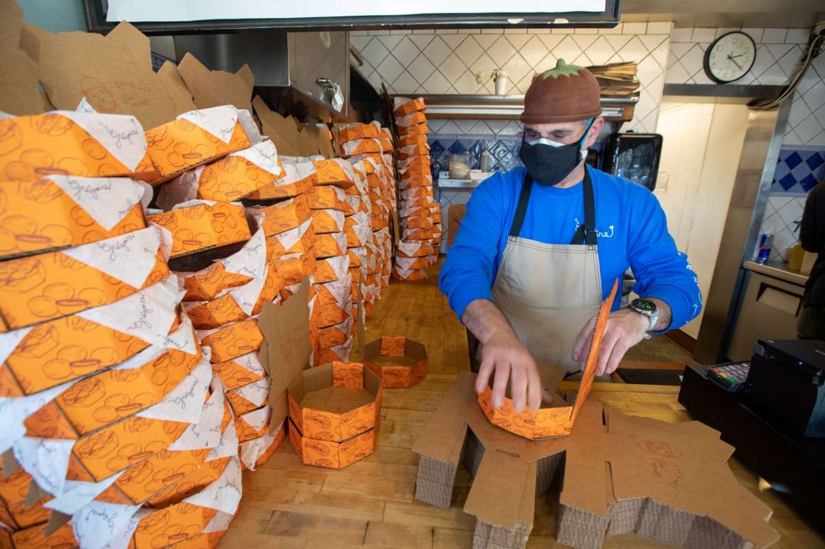 El propietario y chef Grégoire Jacquet ensambla una de sus cajas de comida para llevar patentadas en el restaurante de comida para llevar Grégoire en Berkeley, California, el 12 de enero de 2022.
