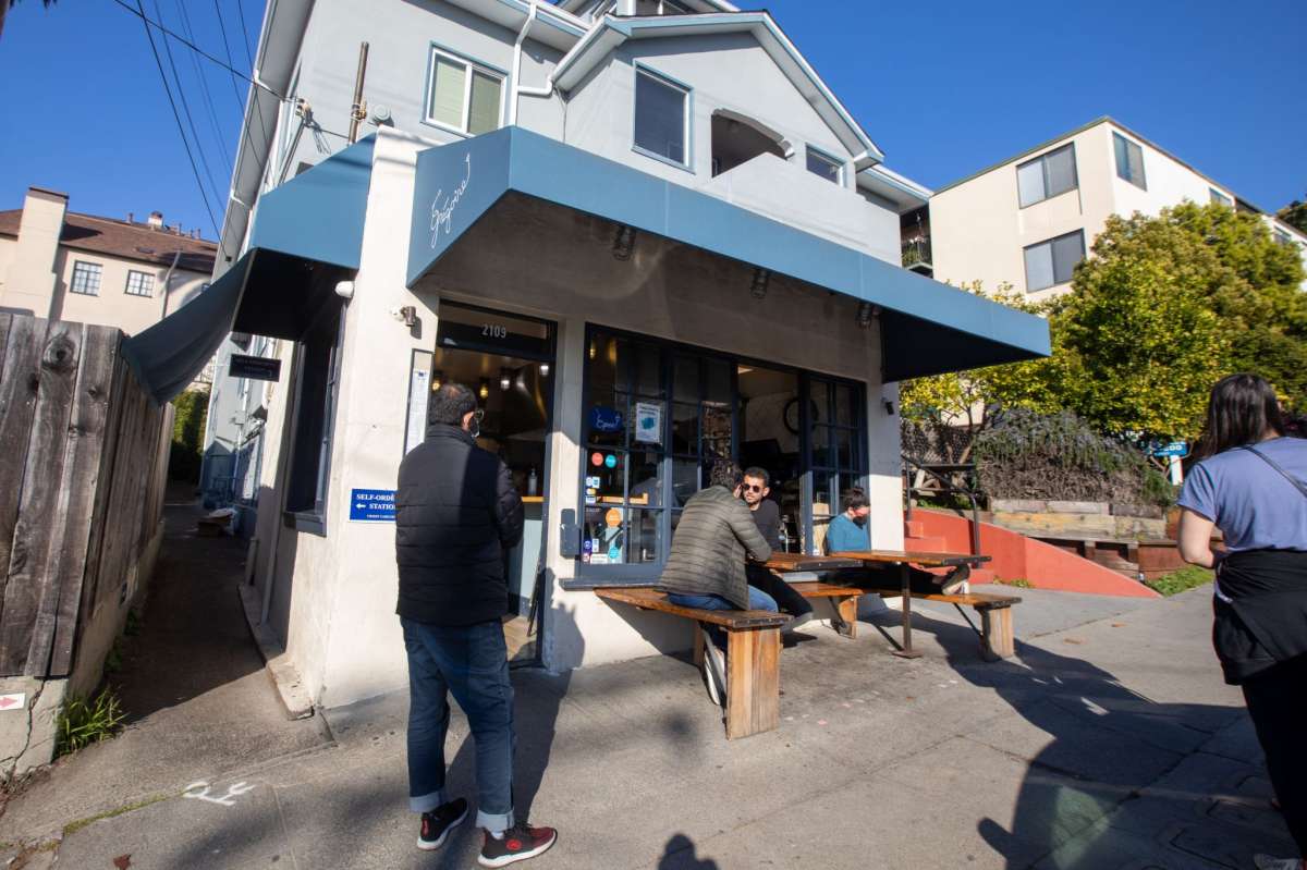 Los clientes comen y piden sus pedidos fuera del restaurante de comida para llevar Grégoire en Berkeley, California, el 12 de enero de 2022.