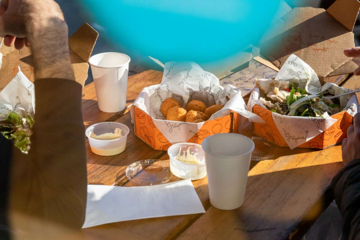 Los clientes disfrutan de la comida en uno de los asientos al aire libre en el restaurante de comida para llevar Grégoire en Berkeley, California, el 12 de enero de 2022.