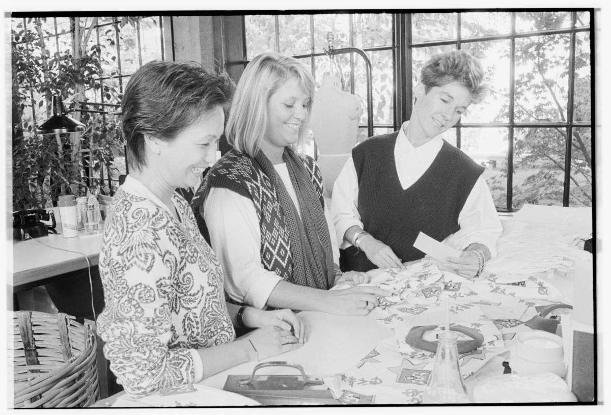 Susie Tompkins con las diseñadoras de Esprit Karen Johnson y Doreen Chen, alrededor de 1985.