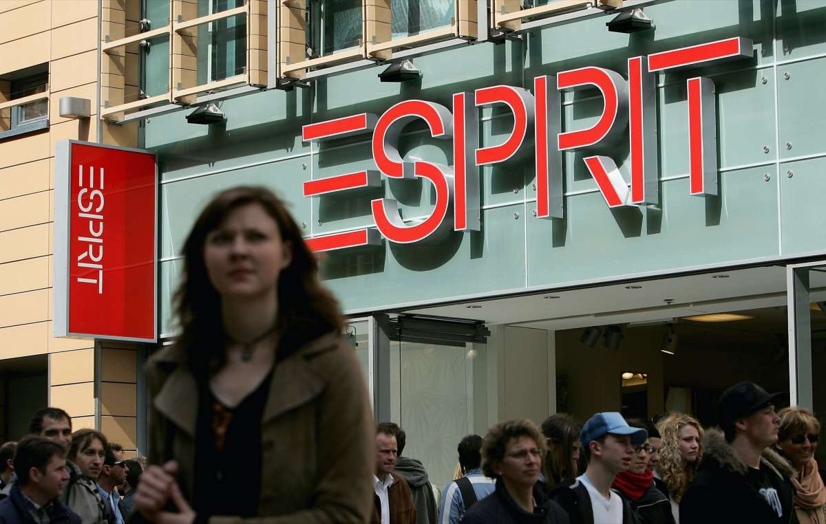 Los compradores pasan por una tienda de ropa Esprit el 26 de marzo de 2005 en Munich, Alemania.
