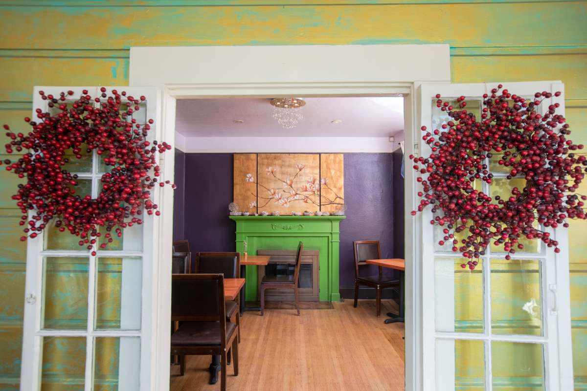 El vestíbulo del restaurante se abre a uno de los comedores interiores del restaurante All Spice en San Mateo, California, el 11 de enero de 2022. El restaurante está ubicado en una histórica casa victoriana de 1906.