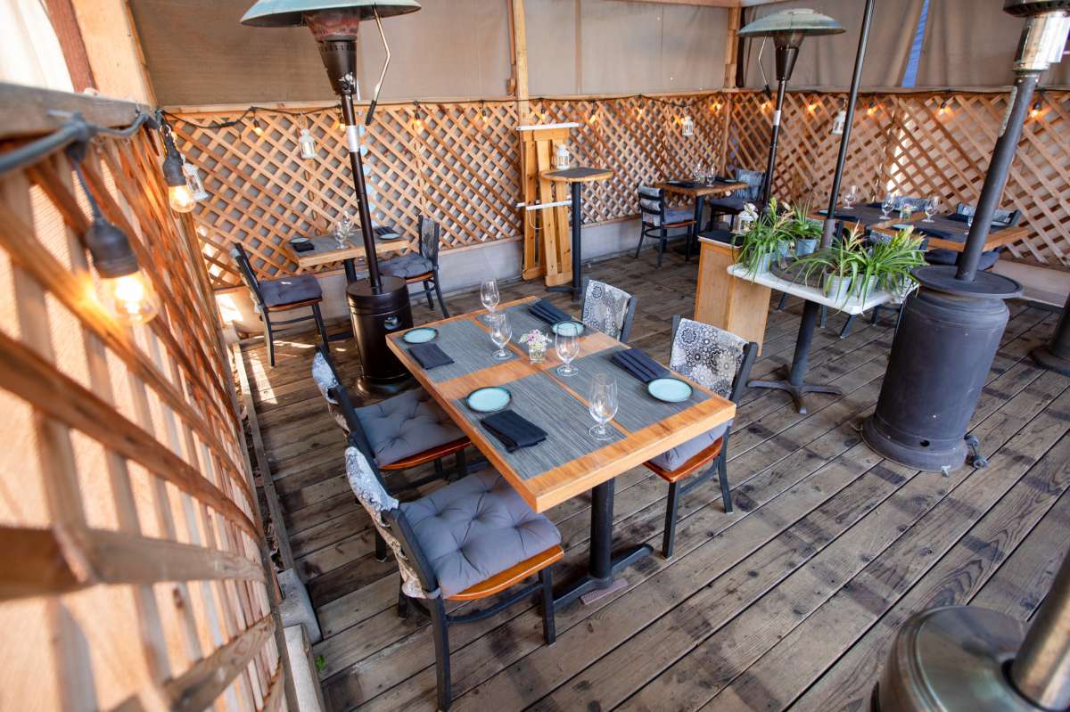 El patio al aire libre en el restaurante All Spice en San Mateo, California, el 11 de enero de 2022. El restaurante creó el área para tener asientos al aire libre en respuesta a la pandemia de COVID-19.
