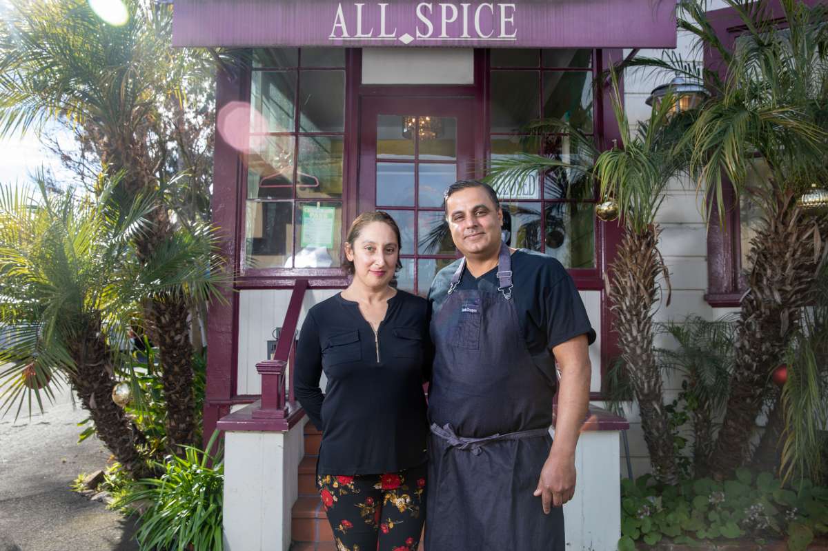 De izquierda a derecha, los propietarios Shoshana Wolff y Sachin Chopra frente al restaurante All Spice en San Mateo, California, el 11 de enero de 2022. El restaurante se encuentra en una histórica casa victoriana de 1906.
