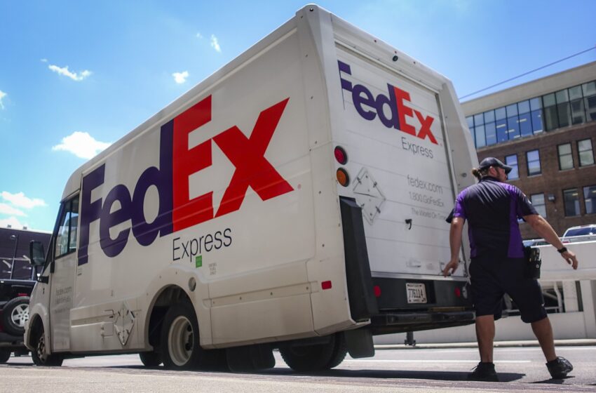  El conductor de FedEx de San Francisco arrojó el paquete ‘perfectamente’ al porche desde un camión de reparto