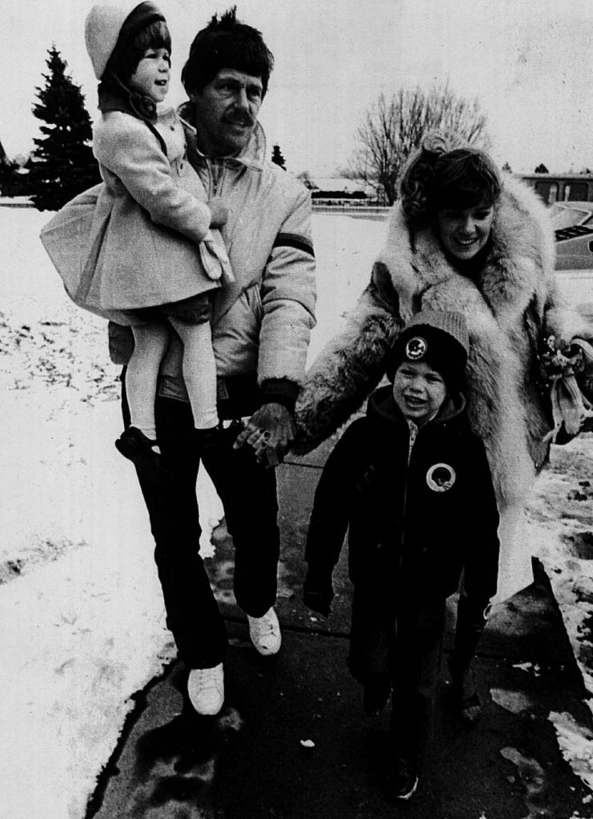 El mariscal de campo Ken Anderson de los Cincinnati Bengals Ken Anderson camina con su familia después de conocerlos a su llegada el 22 de enero de 1982 a Detroit para el Super Bowl contra los San Francisco 49ers. 