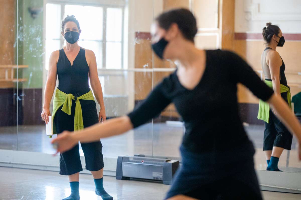 La coreógrafa de ballet moderno Marika Brussel, a la izquierda, instruye al bailarín Vinnie Jones sobre una nueva composición de danza de ballet en un estudio en San Francisco el 19 de enero de 2022. Brussel fue uno de los 130 artistas en San Francisco que fueron seleccionados para recibir $1,000 de ingresos garantizados por 18 meses.