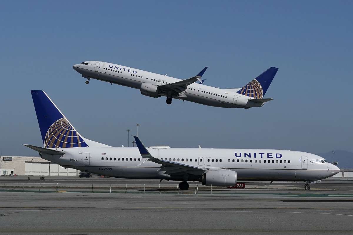 Un avión de United Airlines despega sobre otro avión de United en la pista del Aeropuerto Internacional de San Francisco. 