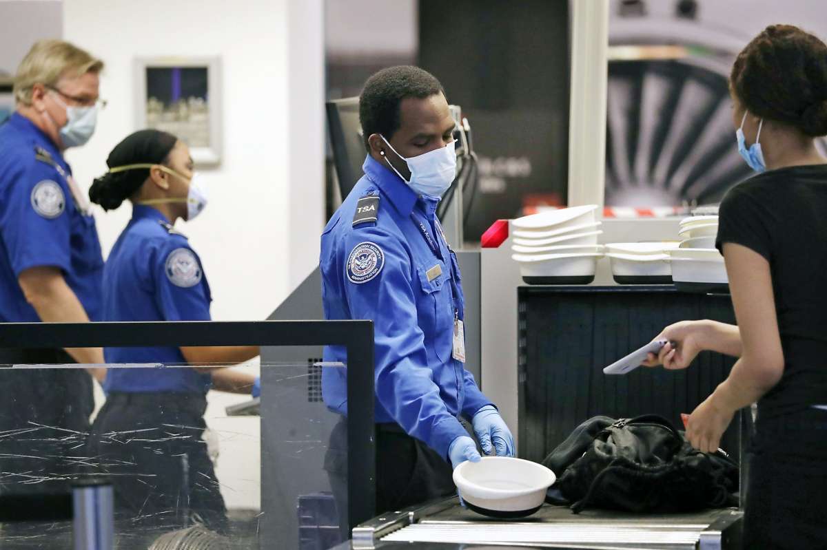 Los oficiales de la TSA confiscaron una cantidad récord de armas de fuego en 2021.